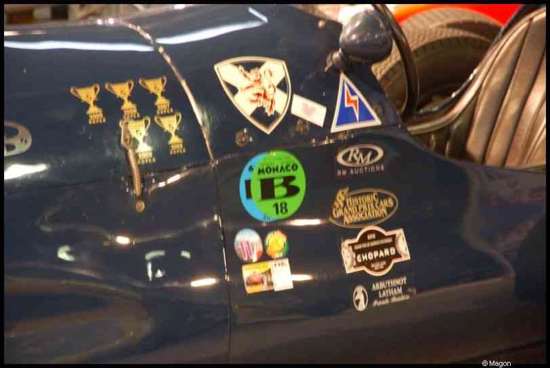 Motorshow 2010, Люксембург: борт гоночного автомобиля с эмблемами и кубками