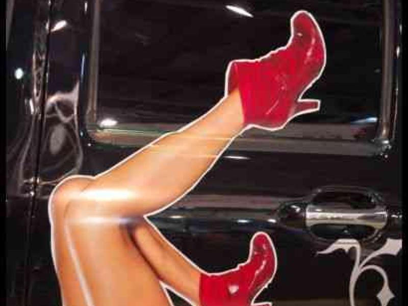 Motorshow 2010 в Люксембурге: роскошные ноги и красные ботильоны на двери авто