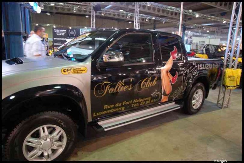 Motorshow 2010 в Люксембурге: черный Isuzu с рекламой «Follie's Club»