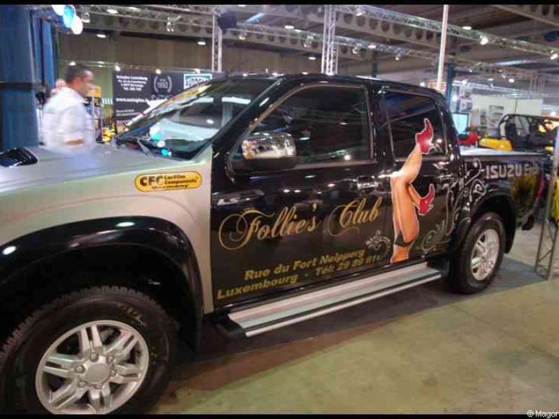 Motorshow 2010 в Люксембурге: черный Isuzu с рекламой «Follie's Club»