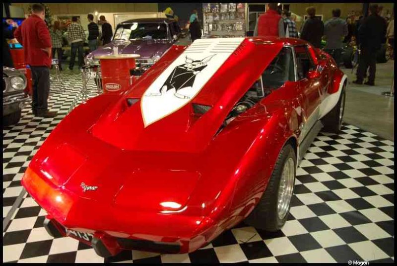 Motorshow 2010 в Люксембурге: красный Corvette с бэтменом на капоте