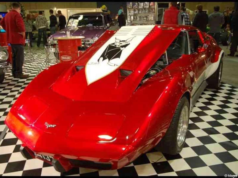 Motorshow 2010 в Люксембурге: красный Corvette с бэтменом на капоте
