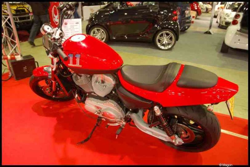 Motorshow 2010 в Люксембурге: красный мотоцикл с надписью «HARLEY-DAVIDSON» на выставке