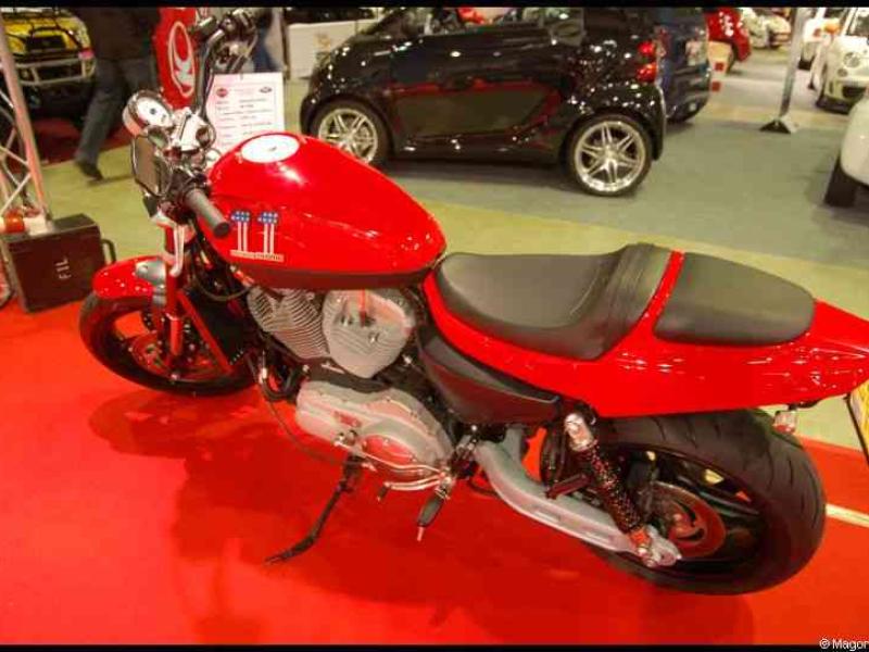 Motorshow 2010 в Люксембурге: красный мотоцикл с надписью «HARLEY-DAVIDSON» на выставке