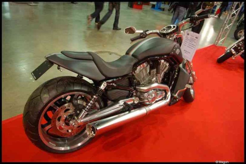 Motorshow 2010 в Люксембурге: чёрно-хромированный винтажный мотоцикл на красном ковре