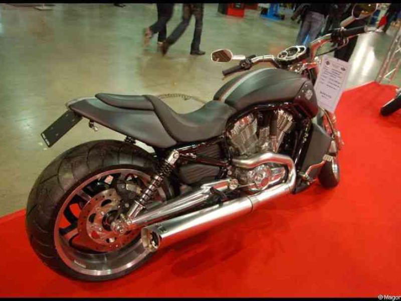 Motorshow 2010 в Люксембурге: чёрно-хромированный винтажный мотоцикл на красном ковре