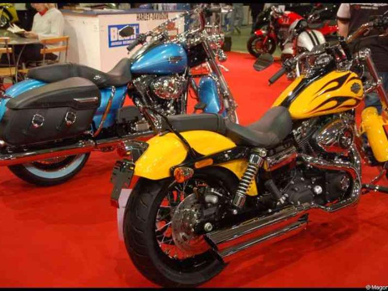 Motorshow 2010 в Люксембурге: желтый и синий Harley-Davidson на красном ковре