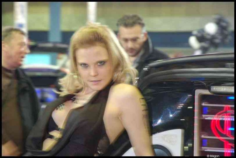 Motorshow 2010 в Люксембурге: женщина у чёрного автомобиля с красной подсветкой