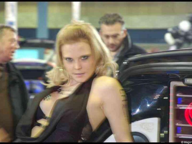 Motorshow 2010 в Люксембурге: женщина у чёрного автомобиля с красной подсветкой