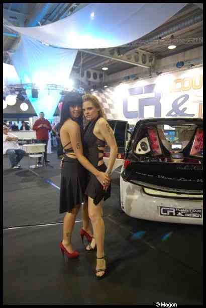 Motorshow 2010 в Люксембурге: две женщины у белого автомобиля с надписью «CR»