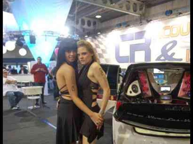 Motorshow 2010 в Люксембурге: две женщины у белого автомобиля с надписью «CR»