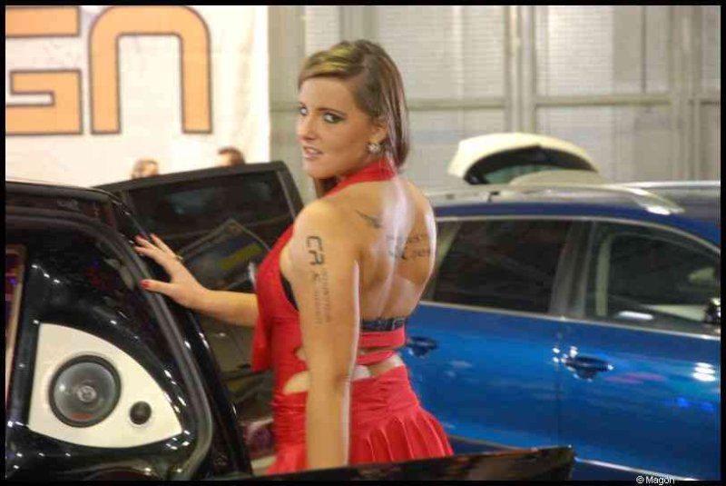 Motorshow 2010 в Люксембурге: женщина в красном у чёрного авто с акустикой