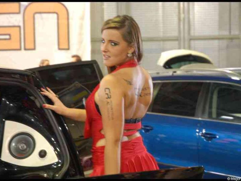 Motorshow 2010 в Люксембурге: женщина в красном у чёрного авто с акустикой