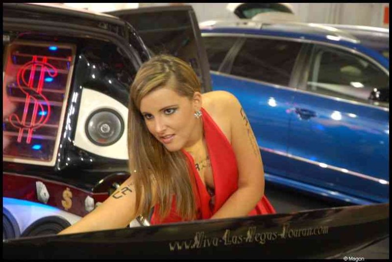 Motorshow 2010 в Люксембурге: красная модель у кастомного авто с неоновым долларом