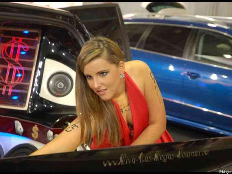 Motorshow 2010 в Люксембурге: красная модель у кастомного авто с неоновым долларом
