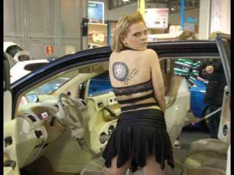 Motorshow 2010 в Люксембурге: женщина у автомобиля с татуировкой на спине