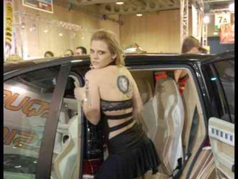 Motorshow 2010 в Люксембурге: женщина у кабриолета с татуировкой на спине