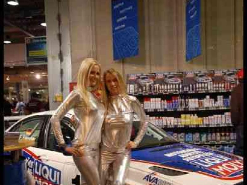 Motorshow 2010 в Люксембурге: белый гоночный BMW с «Moly» и «Ava» на капоте