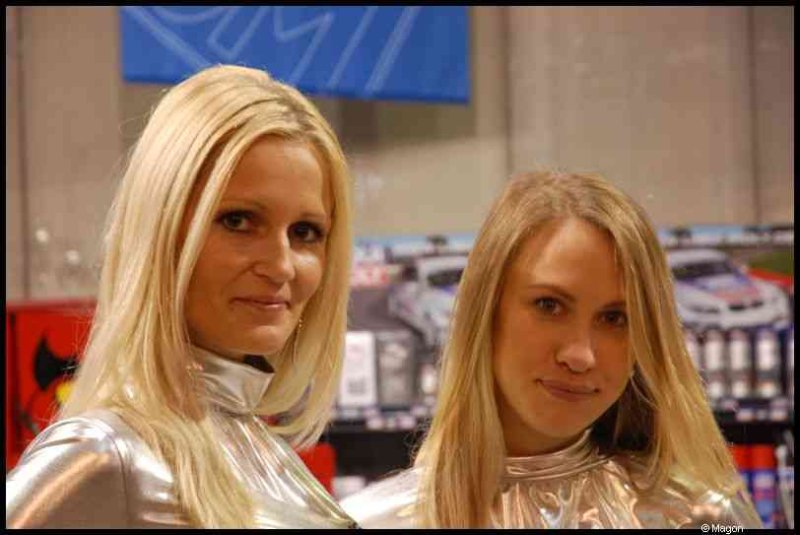 Motorshow в Люксембурге 2010: зеркальные костюмы и гоночные машины на заднем плане