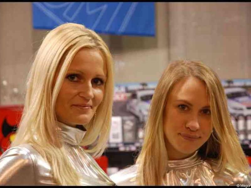 Motorshow в Люксембурге 2010: зеркальные костюмы и гоночные машины на заднем плане