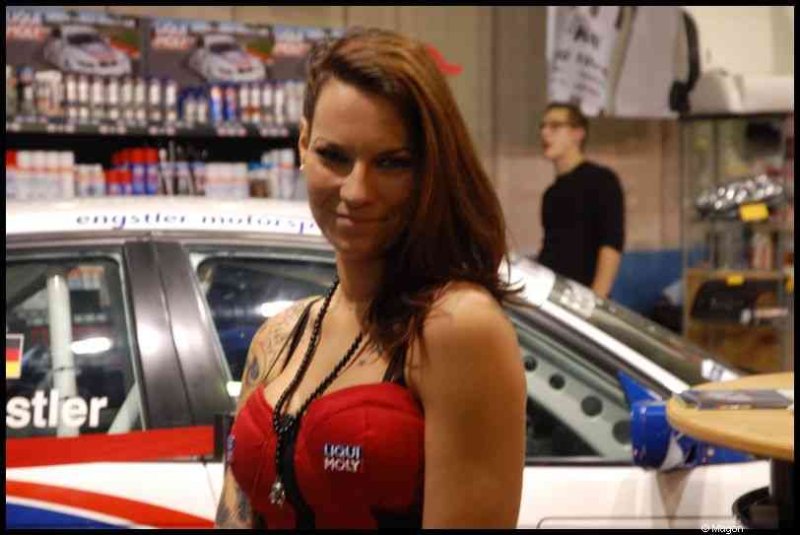 Motorshow 2010 в Люксембурге: женщина у белого гоночного автомобиля с надписью «engstler motorsport»