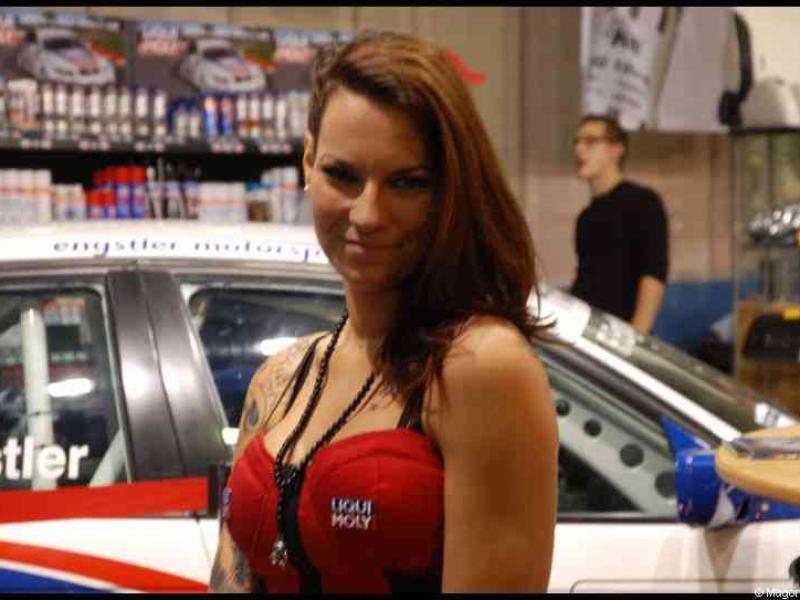 Motorshow 2010 в Люксембурге: женщина у белого гоночного автомобиля с надписью «engstler motorsport»