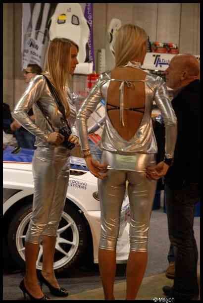 Motorshow 2010 в Люксембурге: две модели в металлических костюмах у белого автомобиля