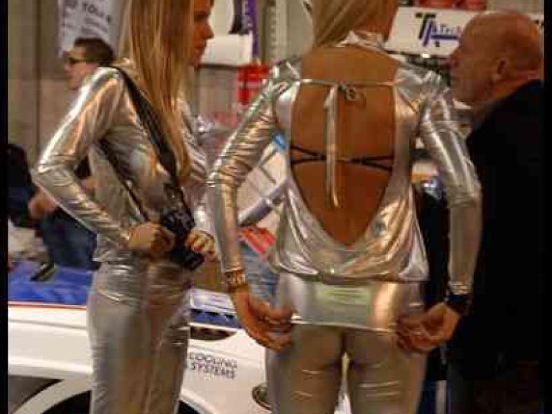 Motorshow 2010 в Люксембурге: две модели в металлических костюмах у белого автомобиля