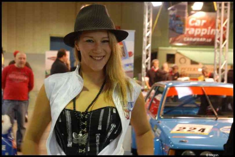 Motorshow 2010 в Люксембурге: женщина в федоре и корсете у синего ралли-автомобиля
