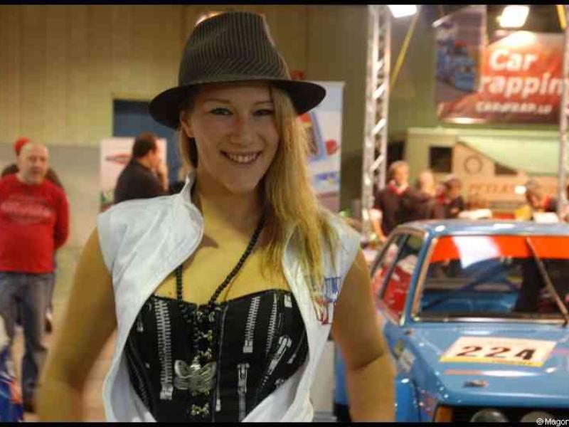 Motorshow 2010 в Люксембурге: женщина в федоре и корсете у синего ралли-автомобиля