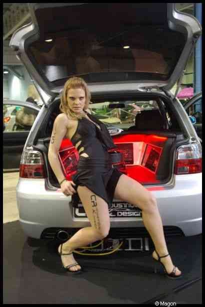 Motorshow 2010 в Люксембурге: серебристый хэтчбек с открытым багажником и красной подсветкой