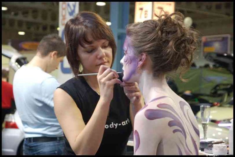 Motorshow в Люксембурге 2010: татуировка на лице и фиолетовые узоры на спине