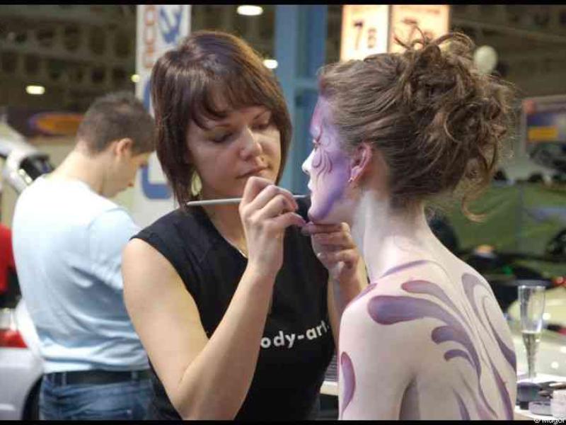 Motorshow в Люксембурге 2010: татуировка на лице и фиолетовые узоры на спине