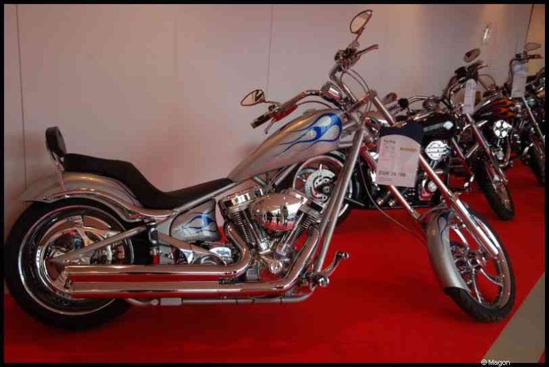 Motorshow 2010 в Люксембурге: хромированный чоппер с синими пламенами на красном ковре