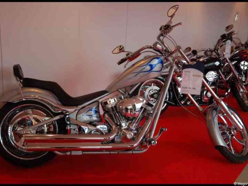 Motorshow 2010 в Люксембурге: хромированный чоппер с синими пламенами на красном ковре