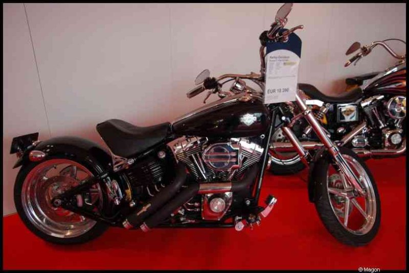 Motorshow 2010 в Люксембурге: чёрный харлей с хромированными деталями на красном ковре
