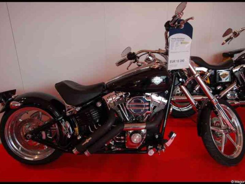 Motorshow 2010 в Люксембурге: чёрный харлей с хромированными деталями на красном ковре