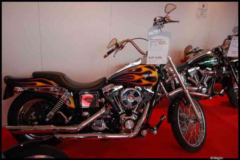 Motorshow 2010 в Люксембурге: хромированный байк с пламенем на красном ковре