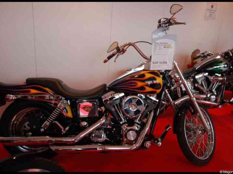 Motorshow 2010 в Люксембурге: хромированный байк с пламенем на красном ковре