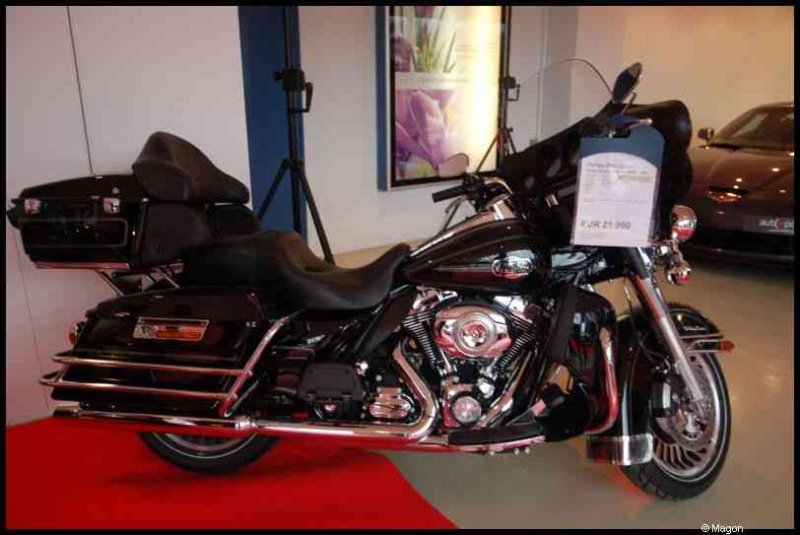 Motorshow 2010 в Люксембурге: чёрный Harley-Davidson Ultra Limited на красном ковре
