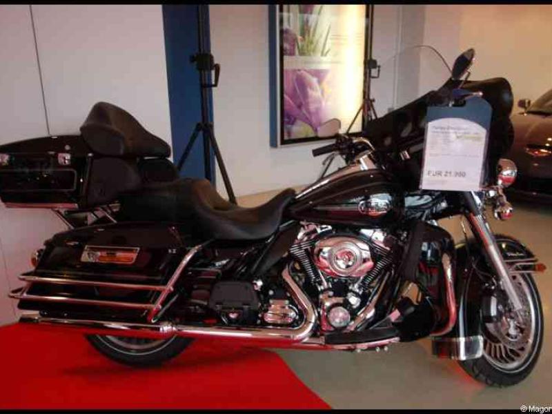 Motorshow 2010 в Люксембурге: чёрный Harley-Davidson Ultra Limited на красном ковре