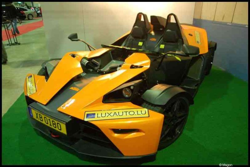 Motorshow 2010 в Люксембурге: оранжевый KTM X-Bow на зелёном ковре