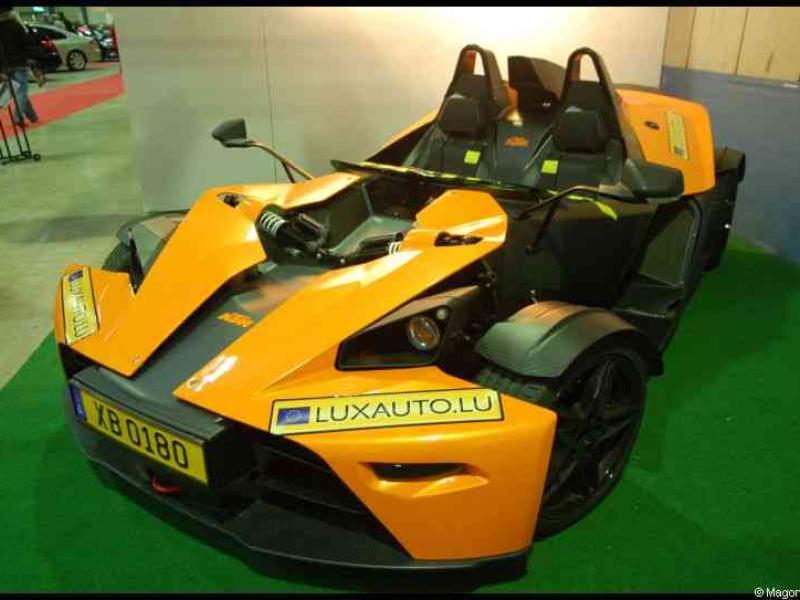 Motorshow 2010 в Люксембурге: оранжевый KTM X-Bow на зелёном ковре