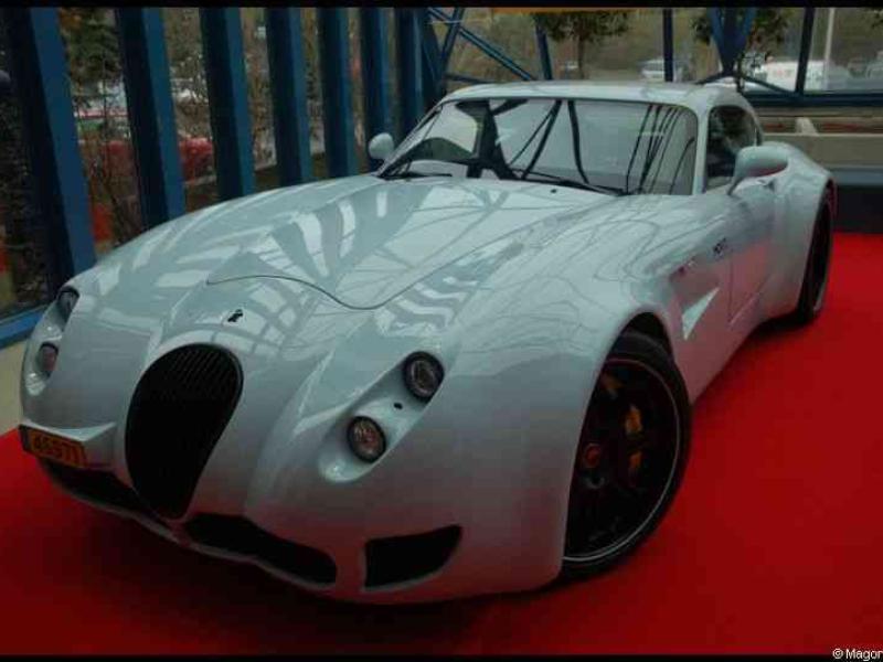 Motorshow 2010 в Люксембурге: белый купе на красной дорожке