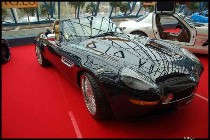 Черный BMW Z8 на красном ковре выставки автомобилей