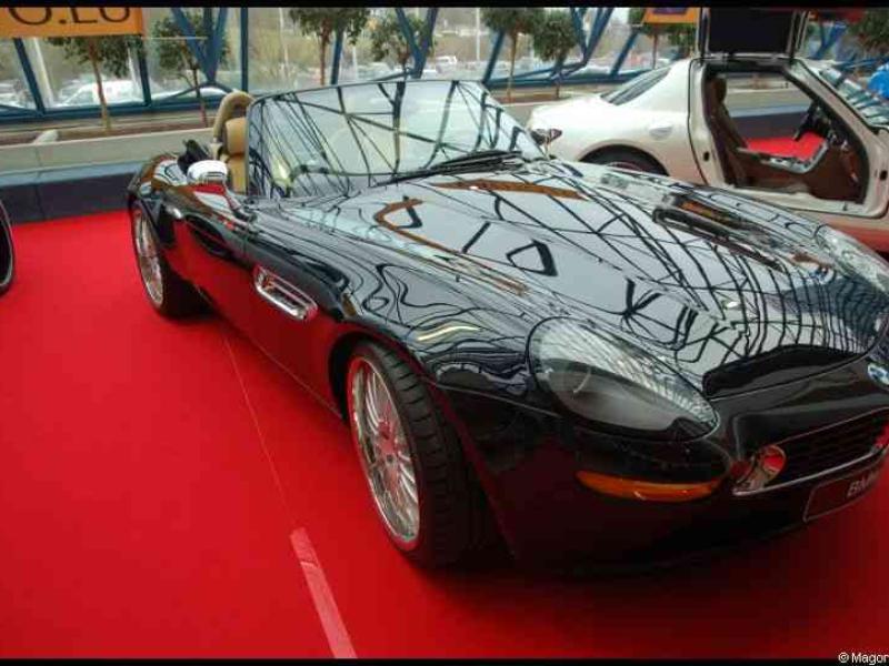 Черный BMW Z8 на красном ковре выставки автомобилей