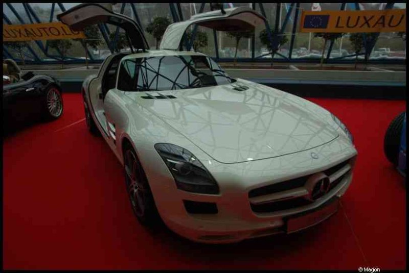 Моторшоу в Люксембурге 2010: белый Mercedes-Benz SLS AMG на красной дорожке