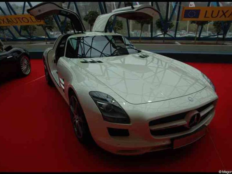 Моторшоу в Люксембурге 2010: белый Mercedes-Benz SLS AMG на красной дорожке