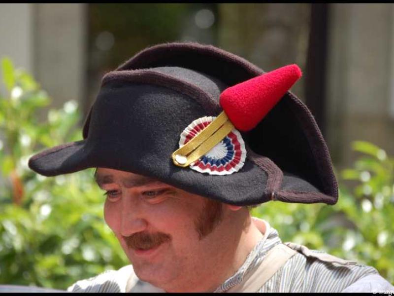 Napoleonic Bivouac в Люксембурге: французский солдат 1800-х с красным пиком на шляпе