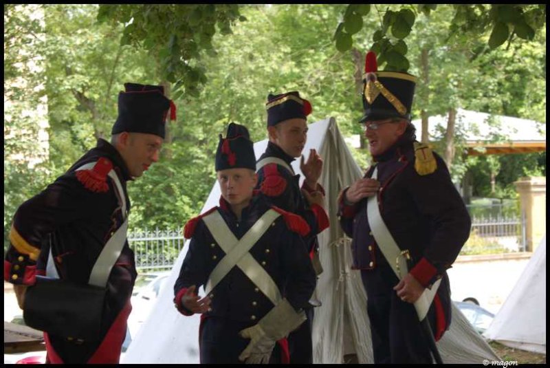 Napoleonic Bivouac в Люксембурге: солдаты в мундирах эпохи Наполеона у палатки